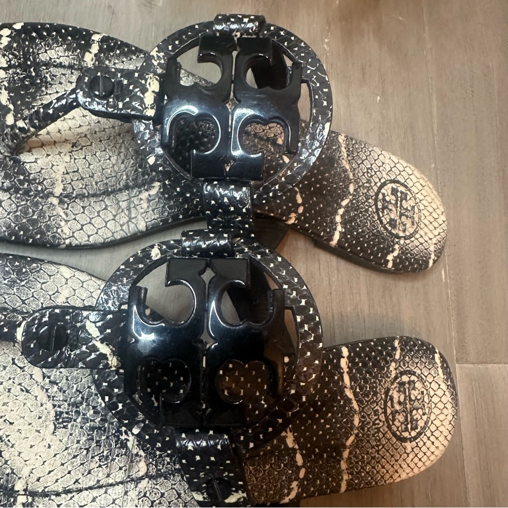 Tory Burch embossed snake sandals Cream/black
Women’s 9 - Picture 6 of 10
